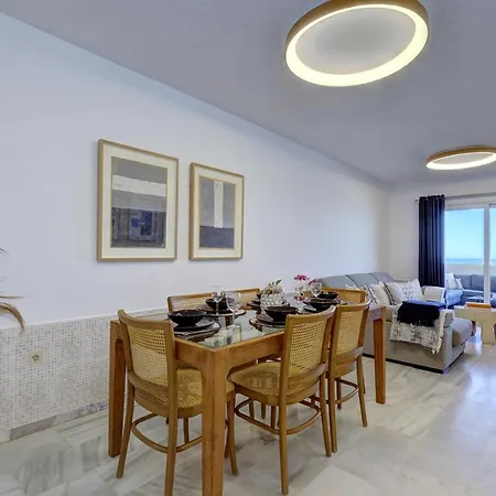 Front Row Penthouse On Carvajal 아파트 *