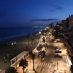 Front Row Penthouse On Carvajal Διαμέρισμα