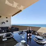 Front Row Penthouse On Carvajal Διαμέρισμα *