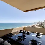 Front Row Penthouse On Carvajal Διαμέρισμα