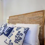 Front Row Penthouse On Carvajal Διαμέρισμα