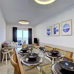 Front Row Penthouse On Carvajal Διαμέρισμα *