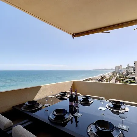 Front Row Penthouse On Carvajal Lägenhet
