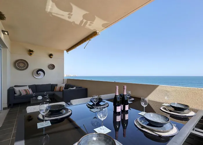 Front Row Penthouse On Carvajal דירה *